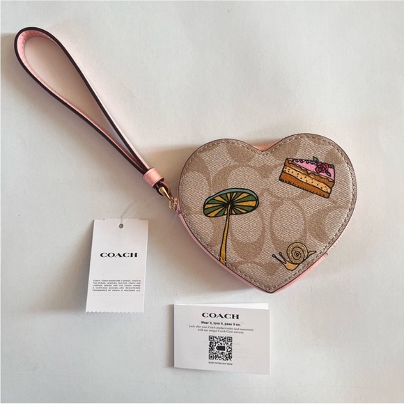 NWT Coach  Heart Coin Case In Signature Canvas - Picture 5 of 8